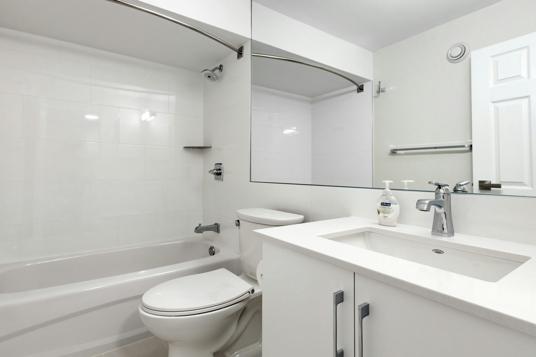 Toilette mit Ablagerungen wird gereinigt