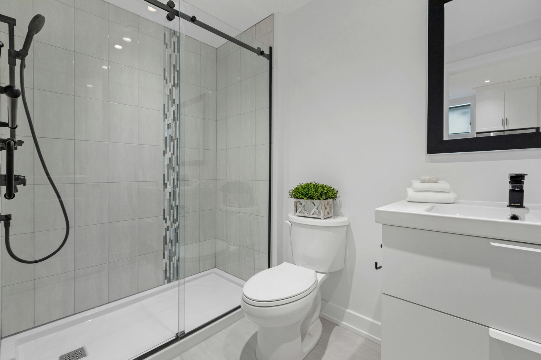 Hartnäckige Verfärbungen in einer Toilette trotz Reinigung
