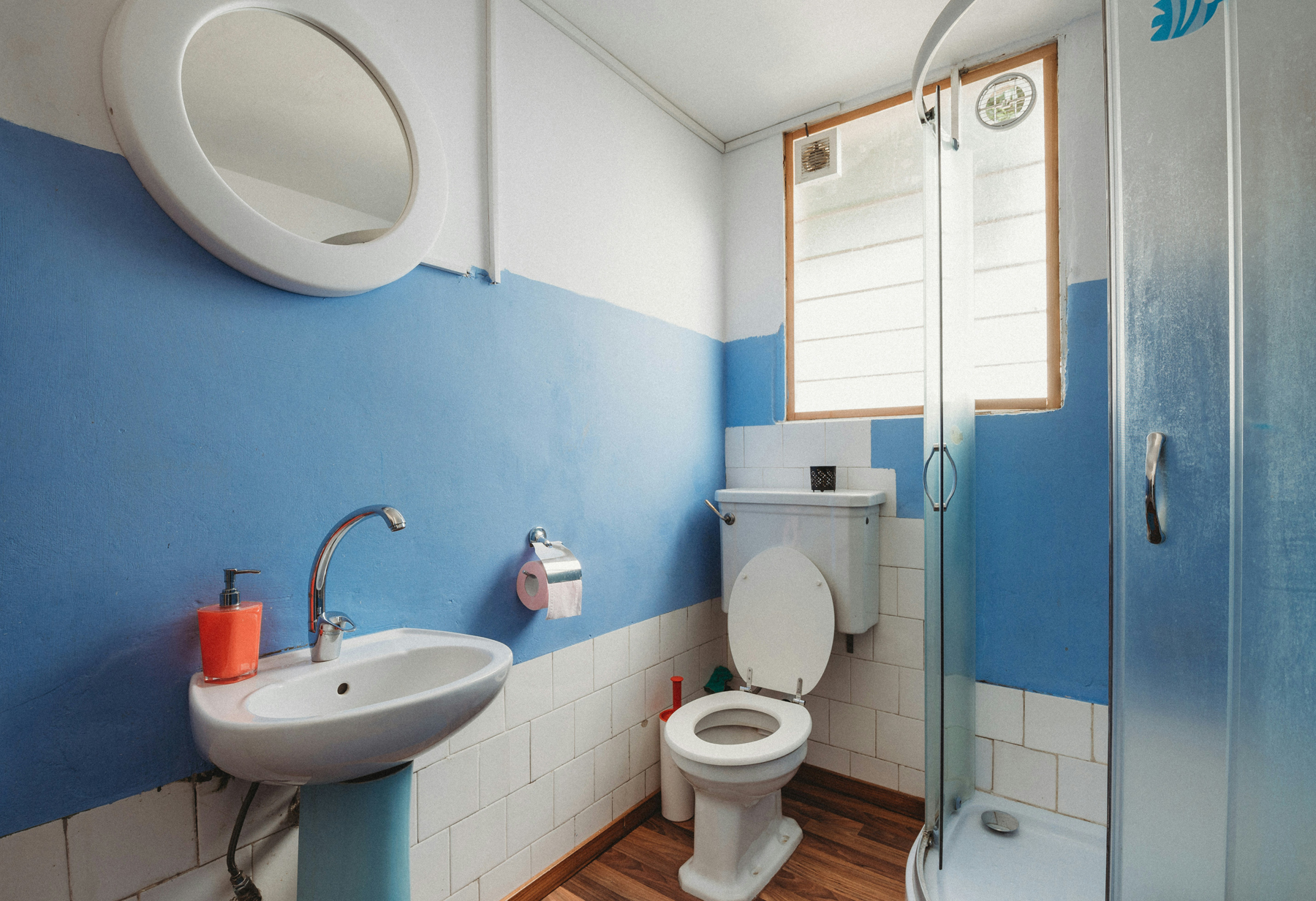 Hartnäckiger Klostein in einer Toilettenschüssel