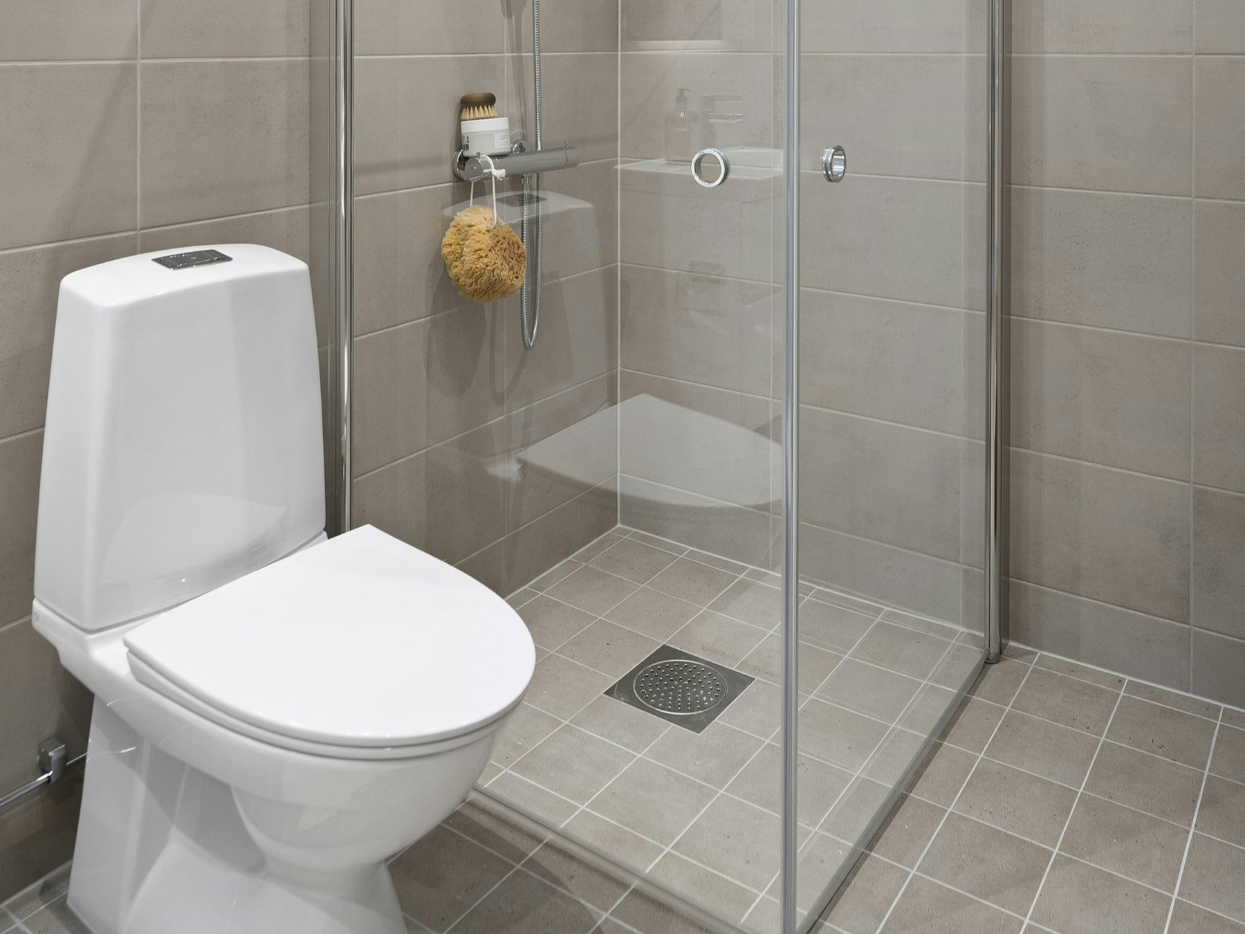 Hartnäckige Ablagerungen in einer Toilettenschüssel