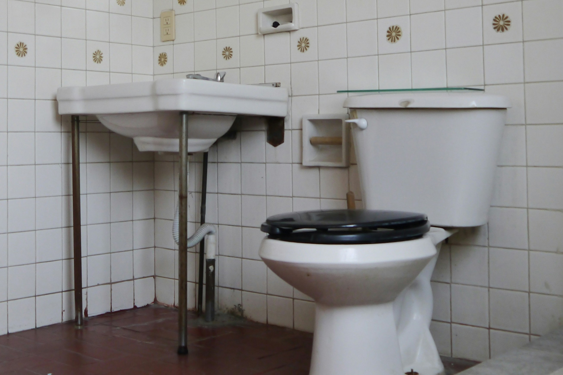 Abflussrohr im Badezimmer wird gereinigt