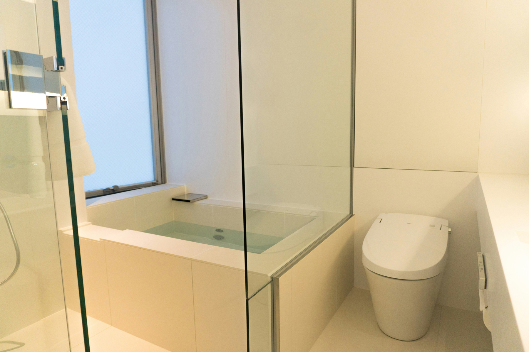 Kalkablagerungen im Badezimmer durch hartes Wasser