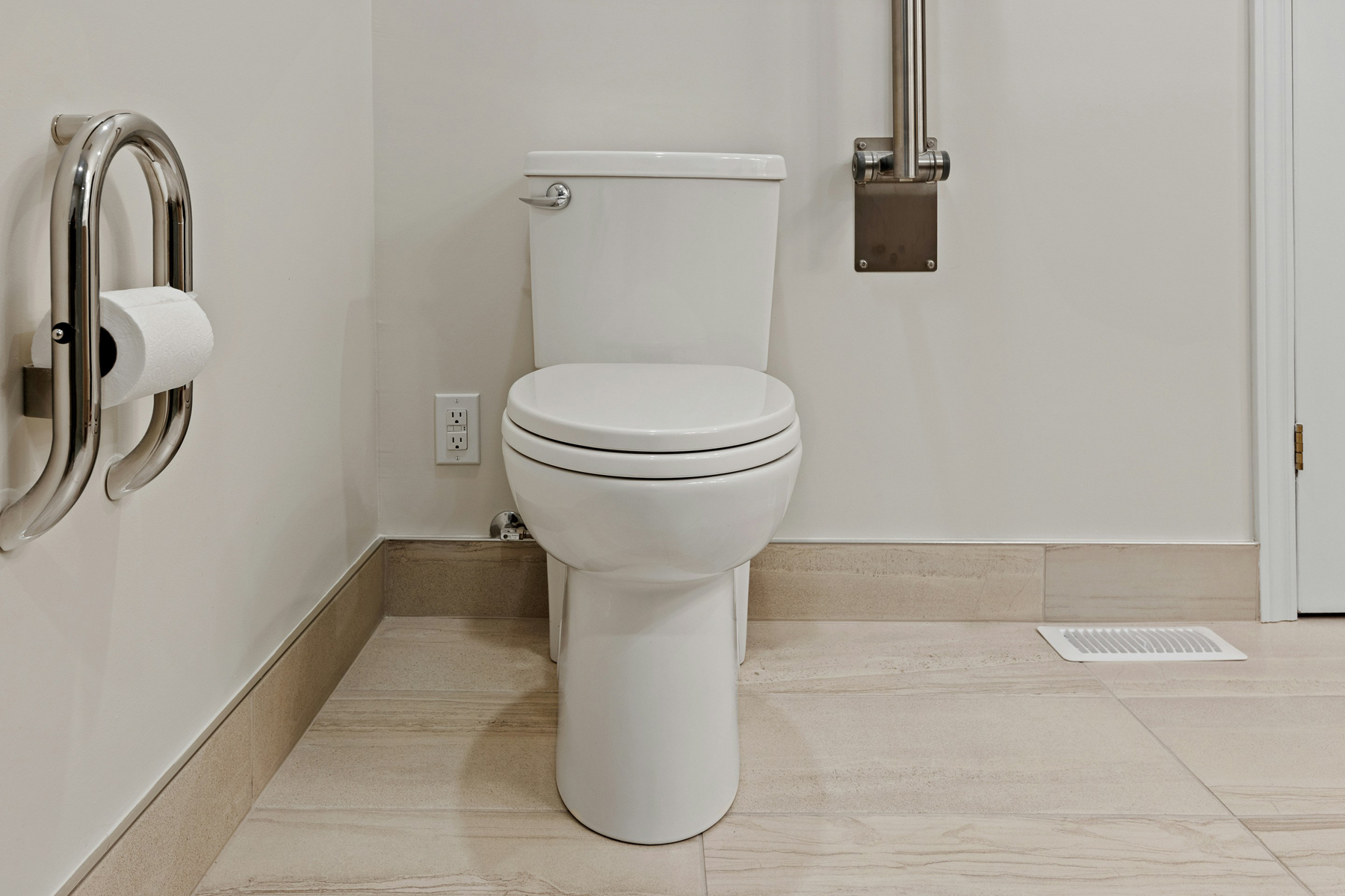 Blick in eine Toilettenschüssel auf Wasserlinie und Abfluss