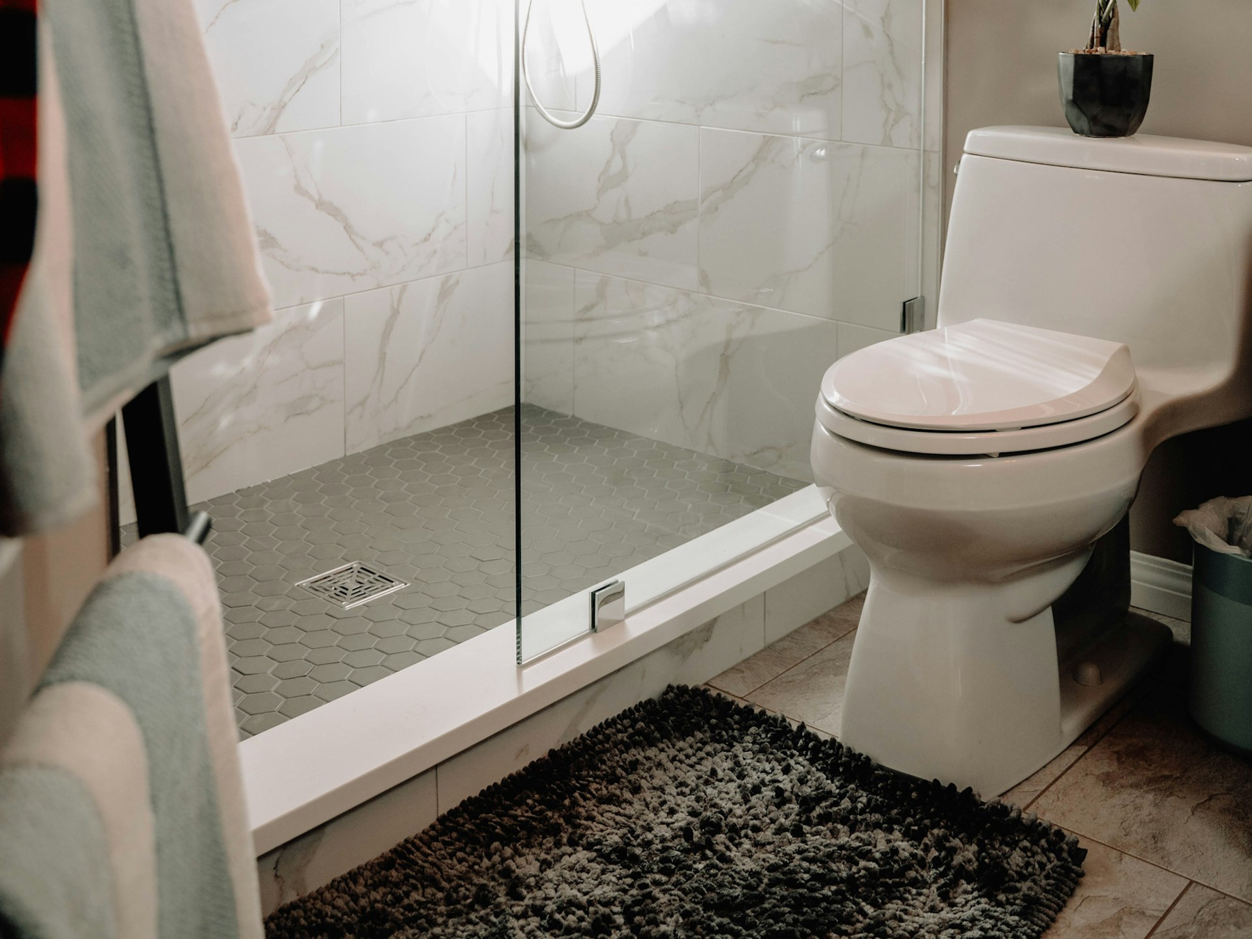 Wasserlinie in einer Toilettenschüssel